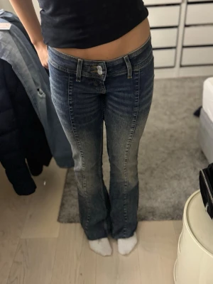 Lågmidjade bootcut jeans med rå kant - Avklippta, storlek 25/32 (XS/S).