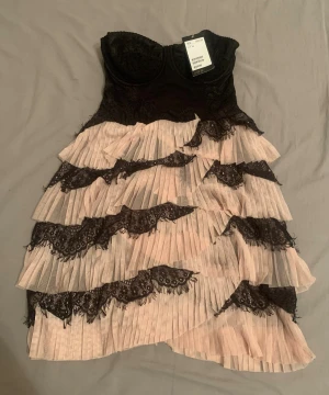 Romantic goth/dark coquette klänning!! - HELT NY MED ETIKETT KVAR (nwt) kort volangklänning från HM, tillverkas inte längre så väldigt sällsynt!   ORGINAL PRIS: 399kr MITT PRIS: 199kr (passa på att fynda!)