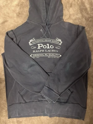 Ralph Lauren hoodie L - En ralph lauren hoodie i size L som ger en skön vibe samt snygg look. Tveka inte om att höra av dig vid frågor!🙌🏼