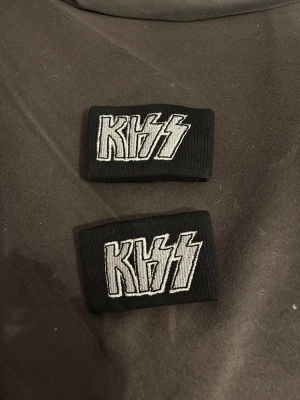 Kiss svettband - Helt nya svettband med broderad Kiss. Höjden är ca 5,2 cm inte så höga som andra.