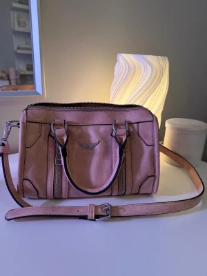 Rosa Zadig väska - Ej äkta men Zadig-inspirerad. Köpte i Spanien. Såå himla fin men har inte fått nån användning för den💕