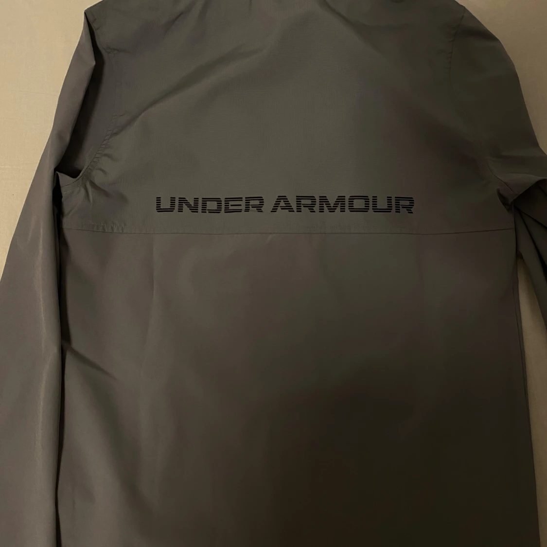 Grå vindjacka från Under Armour - 2