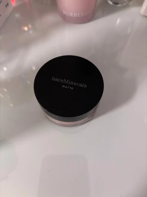 bareMinerals Matte Foundation Medium Beige - Mineralbaserad foundation från bareMinerals i färgen Medium Beige (N20). Kommer i en rund burk med svart lock och har en matt finish. Perfekt för dig som vill ha en naturlig look med SPF 15. Lätt puderformula som smälter in i huden.