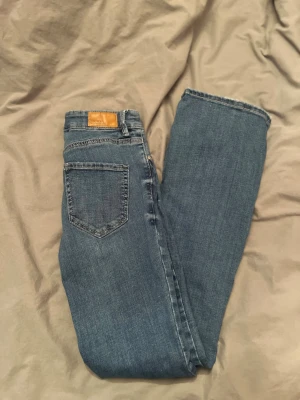 Blåa bootcut jeans från vero Moda  - Blåa bootcut jeans från vero Moda. Väldigt skönt material och formar sig snyggt. 