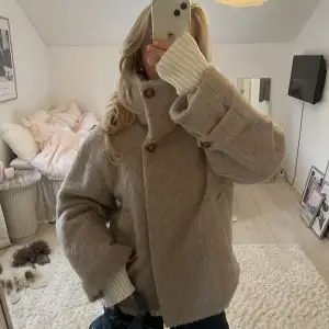 Säljer denna fina kappa från arket i strl 36, helt ny med lappar kvar! Den är i ull!💕🫶🏼 Slutsåld och billigare än nypris