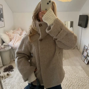 helt ny kappa från arket - Säljer denna fina kappa från arket i strl 36, helt ny med lappar kvar! Den är i ull!💕🫶🏼 Slutsåld och billigare än nypris