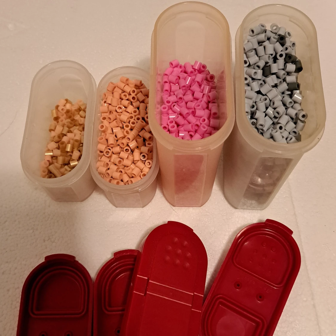 Pärlor i Tupperware krydd burkar