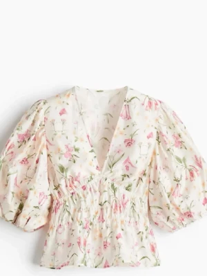 Blommig h&m blus  - Jättefin blus från hm med blomdetaljer på! Endast använd en gång, storlek L som jag tycker är bra fast jag vanligtvis har storlek S, tröjan sitter inte as tajt vilket är najs och den sitter perfekt i längd! 
