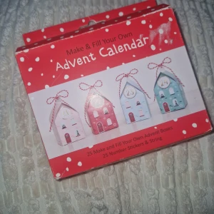 Advent Calendar - Skapa din egen adventskalender med detta kreativa kit! Innehåller 25 husformade boxar i olika färger, stickers med siffror och snöre. Perfekt för dig som gillar pyssel och vill göra december extra rolig och personlig.