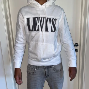 Levis hoodie strl XS - i väldigt gott skick. Inga hål,inga fläckar eller slitage på tröjan. Storlek XS. Pris: 450kr. Först till kvarn 