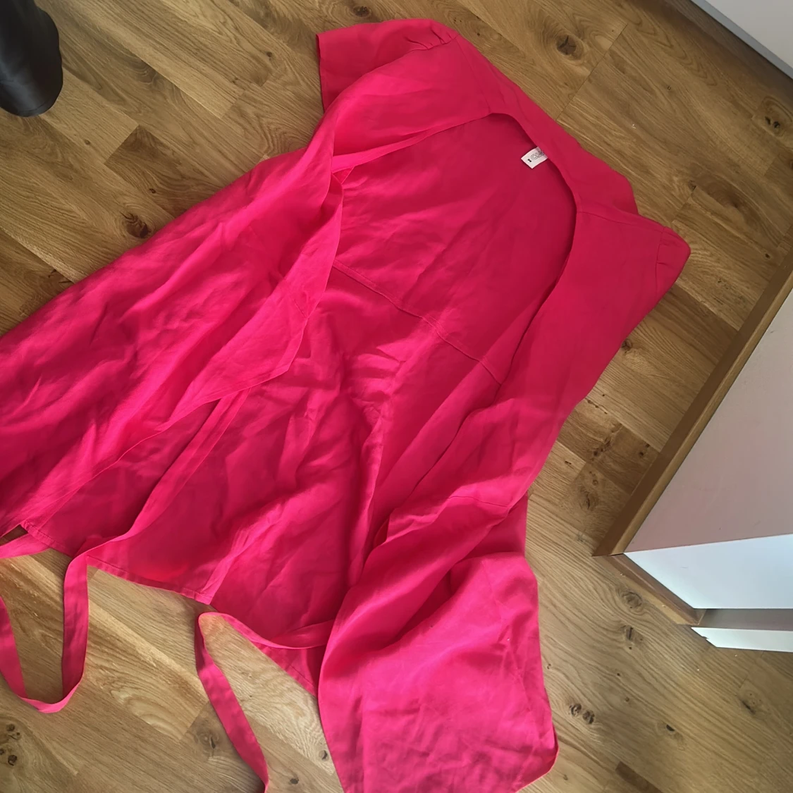 Knallrosa omlottklänning från C-M - 2