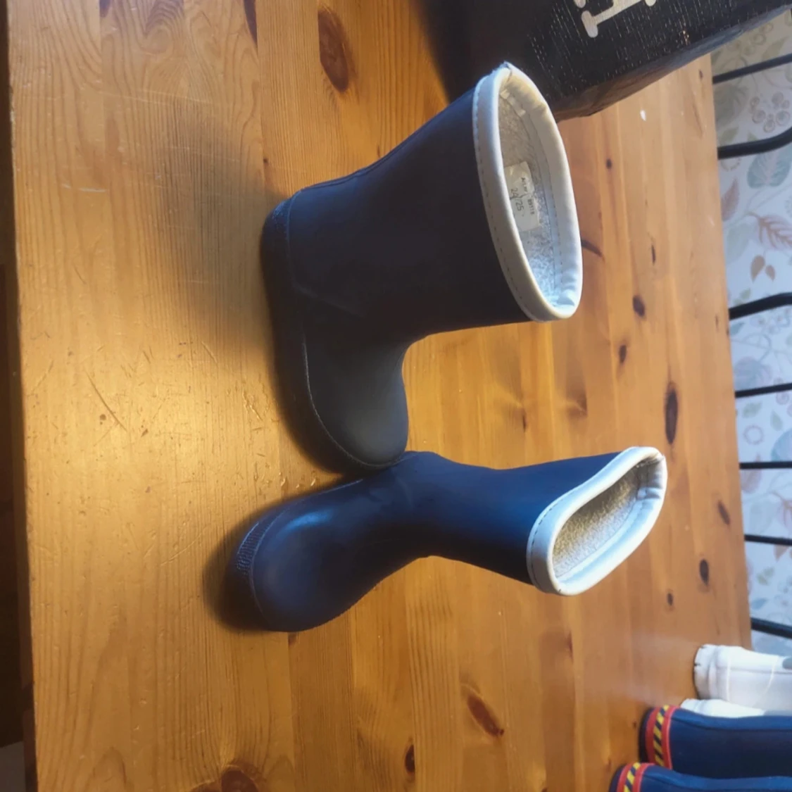 Mörkblå gummistövlar med vit kant - 1