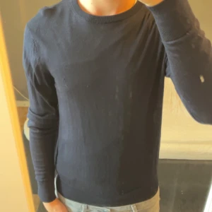 Blå sweatshirt  - Sweatshirt - Blå - Märke: Uniqlo - Storlek: XS - Mycket bra skick - Nypris: 499kr - Mitt pris: 199kr - hör av dig vid funderingar 💫