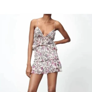 Zara topp blommig - Blommig topp från Zara i storlek m