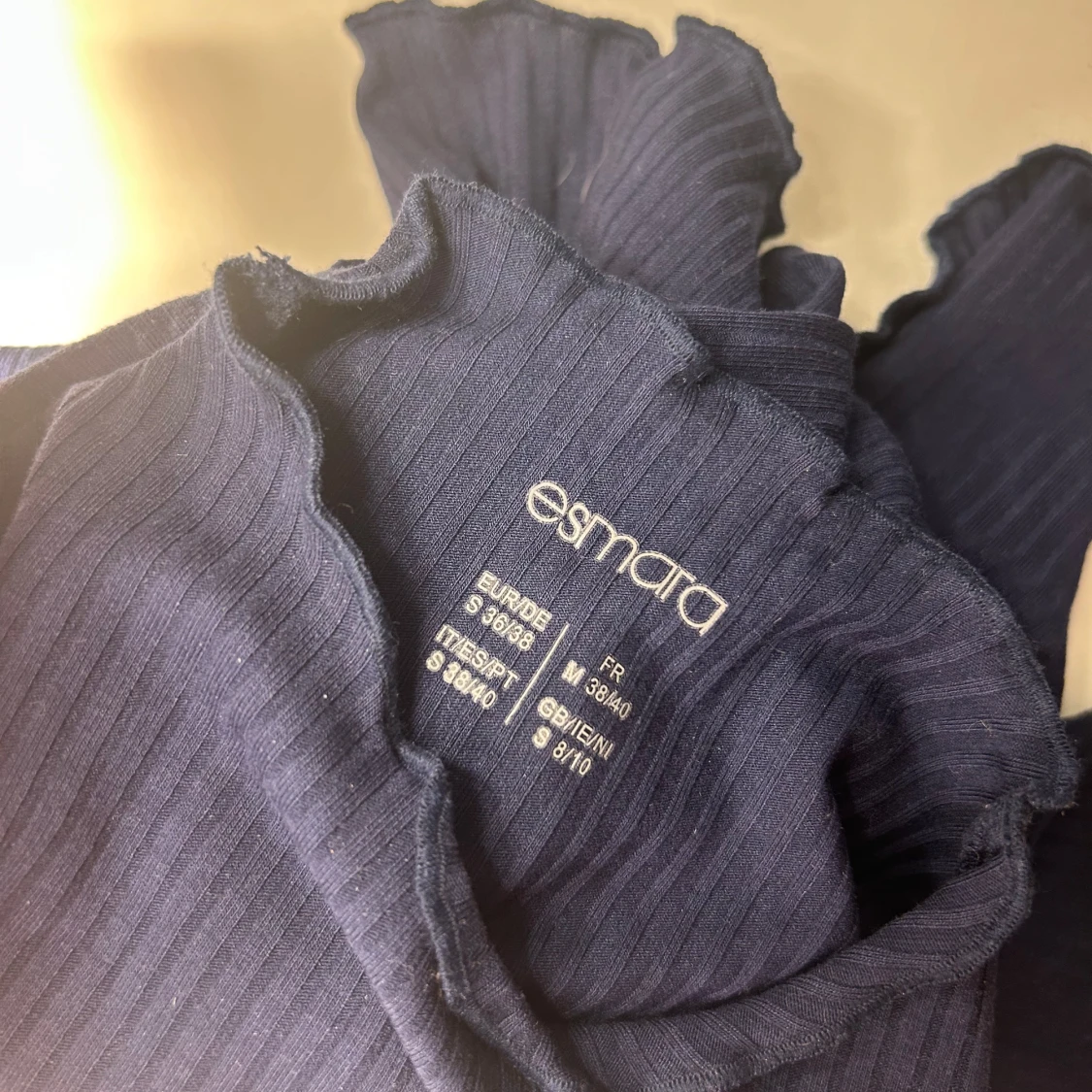 Mörkblå ribbad topp från Esmara i strl S - 2