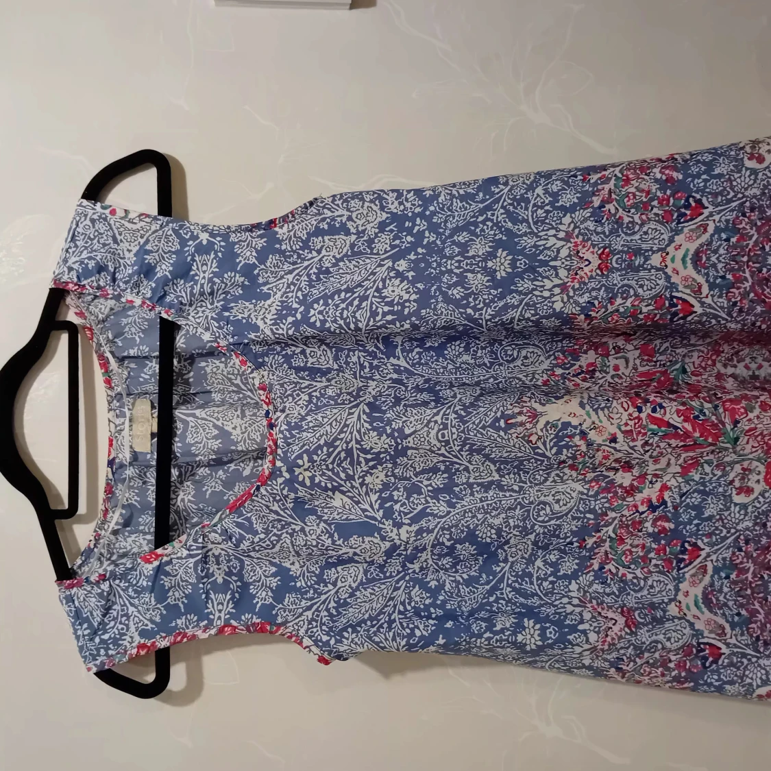 Blommig blå ärmlös klänning Stories