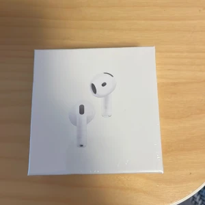 AirPods 4  - Helt nya Apple AirPods 4 med aktiv brusreducering (ANC). Förseglad originalförpackning, modell A3057/A3058. Kompatibel med trådlös laddning och USB-C. Perfekt för musik, samtal och vardagsbruk. Inga synliga defekter eller slitage.  Jag säljer dem på grund av att jag fyllde år och fick 2 par.  Men jag behöver alltså inte 2 par AirPods så därför har jag valt att sälja ena. 