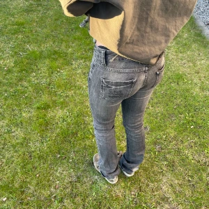 Lågmidjade Jeans - Super fina gråa low waist jeans som passar mig som är 167 perfekt 🥰 bilderna är från hon jag köpte dom av skriv om fler bilder ❤️