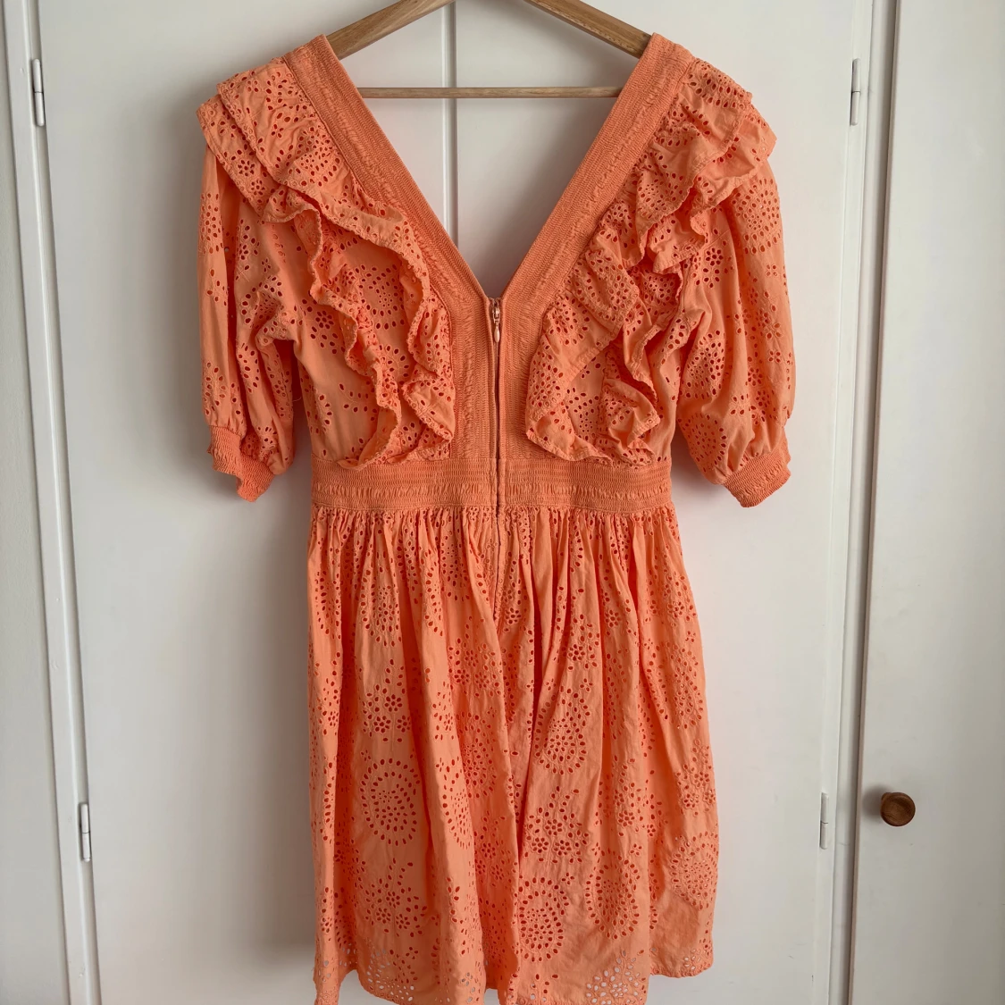 Persikofärgad klänning med volanger H&M - 1