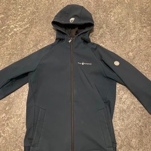 Sail racing windbreaker - En mörkblå windbreaker från sail racing i storlek 170 och bra skick, det kommer att vara fast pris men kan gå ner i pris vid snabb affär 