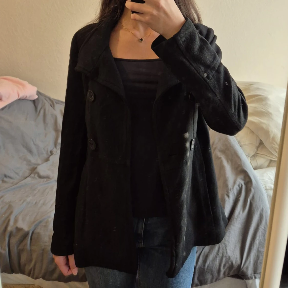 Svart kappa med bälte och knappar - 2