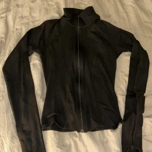 Svart zipjacka ifrån Gina - Svart tränings ”jacka” ifrån Gina tricot, aldrig använd, storlek S.