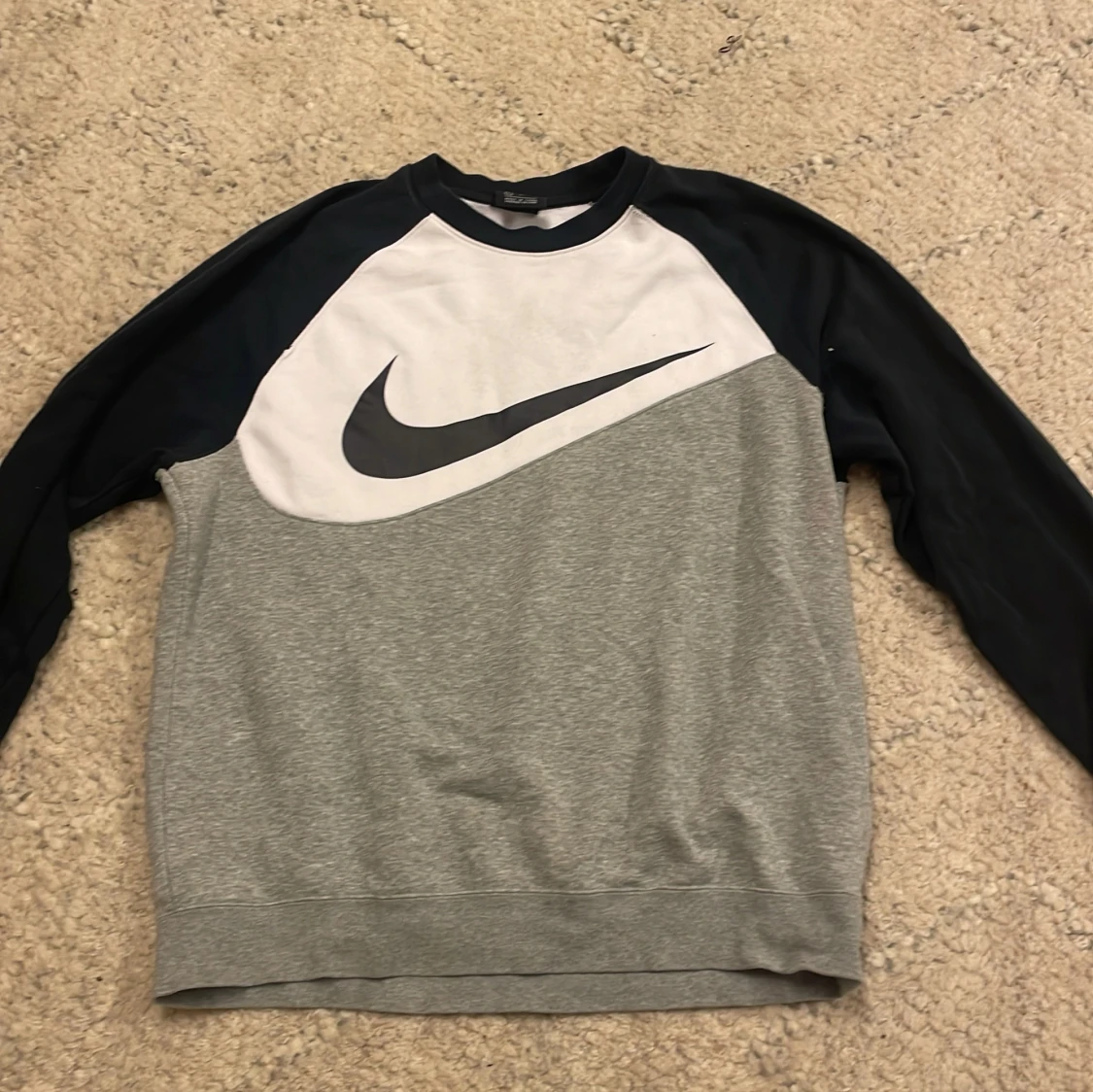 Nike sweatshirt med svartvita detaljer