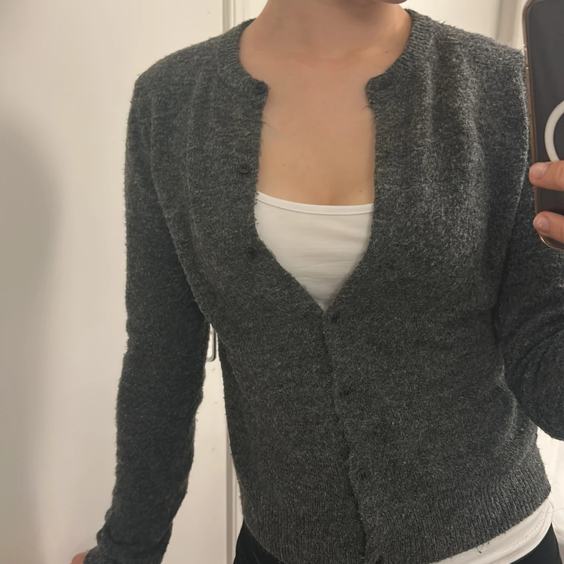 Mörkgrå stickad kofta med knappar - 1