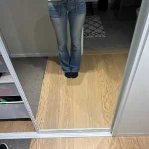 Blå bootcut jeans från Only - Säljer ett par blå bootcut jeans från Only med klassiska fickor fram och bak. De är i storlek 34/36.