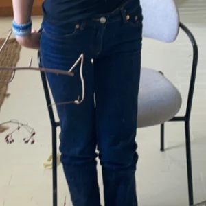 Mörkblå raka jeans - Snygga mörkblå jeans med klassisk rak passform och femficksdesign. Jeansen har en normal midja och är tillverkade i ett robust denimtyg som ger en tidlös look. Perfekta för dig som gillar en enkel och stilren stil. Från lager 157. Storlek xxs, nypris 400