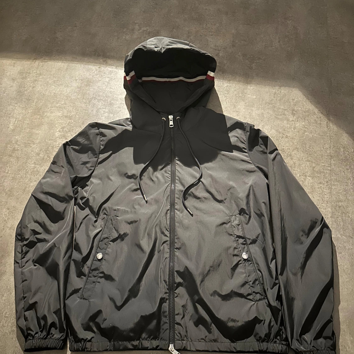 Grå vindjacka från Moncler med huva - 1