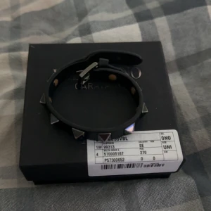 Valentino armband - Snygg till hösten i svart färg och silver spikar, nästan nyskick använd runt 5 ggr kommer med box vykort och 2 extra nitar. Pris är prutbart vid snabbaffär. Skriv om du har nåra tankar