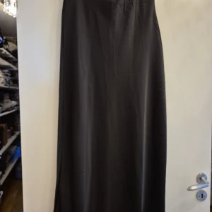 Sidenkjol - Lång kjol i siden, något tjockare tyg. Storlek S som endast är använd vid ett tillfälle, därav nyskick.