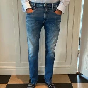 Replay Anbass ljusblå jeans, stl 34 - Säljer ett par snygga Replay Anbass jeans i ljusblå tvätt. Jeansen har klassisk femficksdesign, raka ben och coola detaljer på bakfickorna. Sköna och stilrena jeans i stretchig bomullsdenim, perfekta till skjorta eller t-shirt. Pris går att diskuteras vid snabb affär 