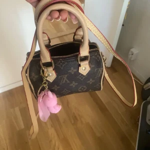 Snygg väska  - Säljer min snygga handväska, vet inte om den är äkta men köptes på Plick för 800kr. Pris går att diskutera 