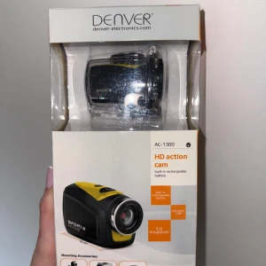 Denver AC-1300 HD Action Cam - Denver AC-1300 HD actionkamera med 5 MP upplösning, HD 720p video, 1.3 MP CMOS-sensor och inbyggt uppladdningsbart batteri. Kompakt design (52 mm), stöd för microSD upp till 32GB. Produkten är ny i oöppnad förpackning.