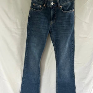 Gina Tricot bootcut jeans, perfect jeans -  jeans i blå denim med bootcut passform. Jeansen har fem fickor. Perfekta för dig som gillar en tidlös och avslappnad stil.