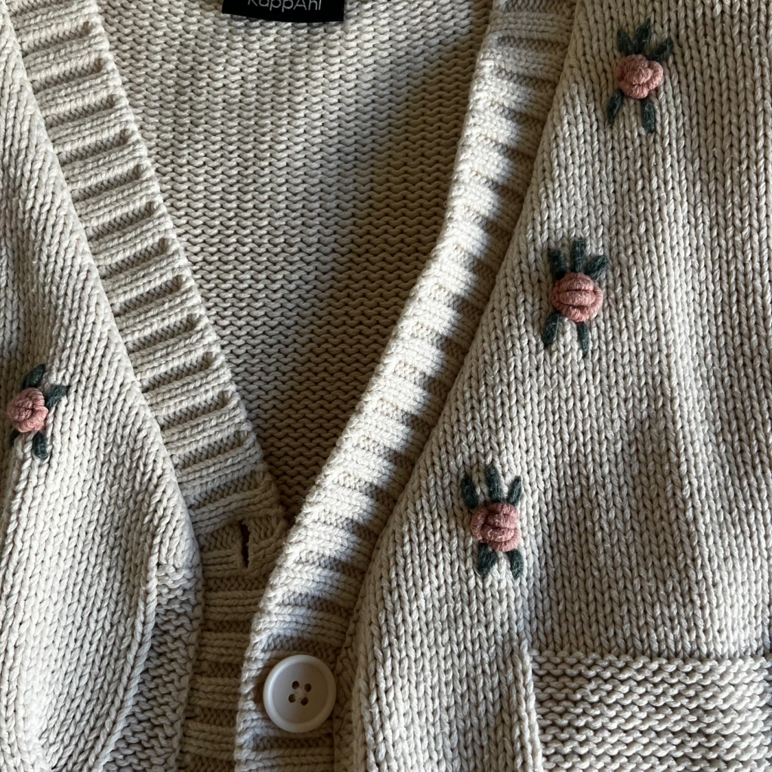 Beige kofta med broderade blommor KappAhl