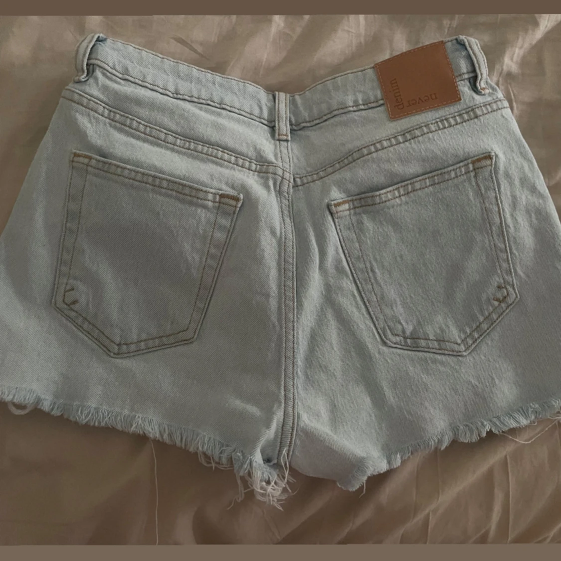 Ljusblå jeansshorts med fransig kant - 1