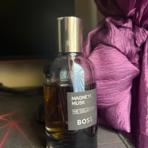Boss Magnetic Musk parfym - Upptäck Magnetic Musk från BOSS The Collection – en stilren parfym med modern känsla. Perfekt för dig som vill sticka ut med en exklusiv doft i din samling. Ungefär 70 ml kvar