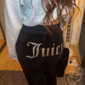 Juicy couture byxor med text  - Säljer nu mina mina juicy byxor då dem inte kommer till användning. Skriv för eventuella frågor och priset går att disslutera vid snabbt köp