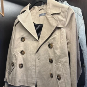 Beige trenchcoat  - Säljer min fina trenchcoat från Åhléns💕 Den är som ny! Storlek 34.  Hör gärna av er om ni vill ha fler bilder eller om det är nått ni undrar😊Pris kan diskuteras 