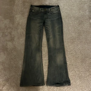 Bootcut jeans från Cheap Monday - Snygga bootcut jeans från Cheap Monday i en tvättad gråblå färg. Jeansen har låg midja och är storlek 28/30. Knappt andvända! Ge gärna prisförslag!