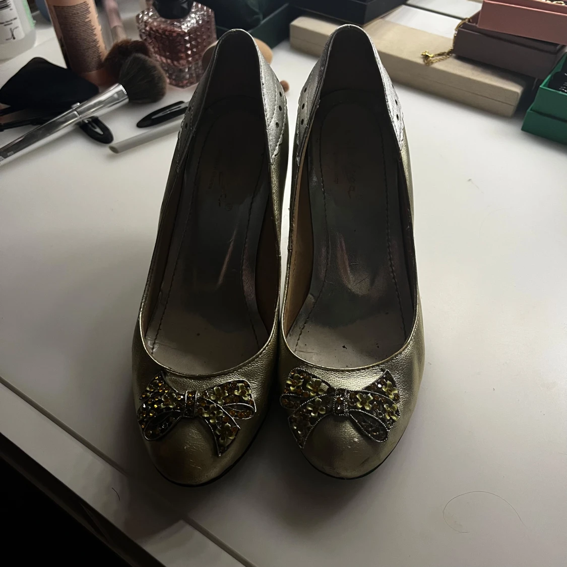 Guldiga pumps med rosett och strass - 2