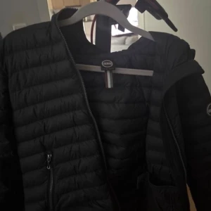 Svart pufferjacka från Colmar - Säljer en 100% äkta colmar jacka inga skador eller repor eller hål på den PRIS KAN DISKUTERAS!
