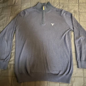 Mörkblå half zip tröja från Gant - Mörkblå långärmad tröja från Gant med half zip och liten logga på bröstet. Tröjan är i mycket gott skick!