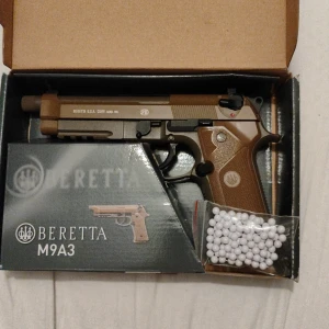 Beretta M9A3 Airsoft - BERETTA M9 A3 CO2, FDE pistol med gas blow back. airsoftpistol i originalkartong, med magasin och kulor. Färgen är tan/brun, och pistolen är i nytt skick. Perfekt för airsoftspel eller samling. Realistisk design och robust konstruktion. Helt oanvänd den skickas med originalkartong och originalkulor skickar även mer patroner 👍 skriv vid intresse ny pris 2800kr