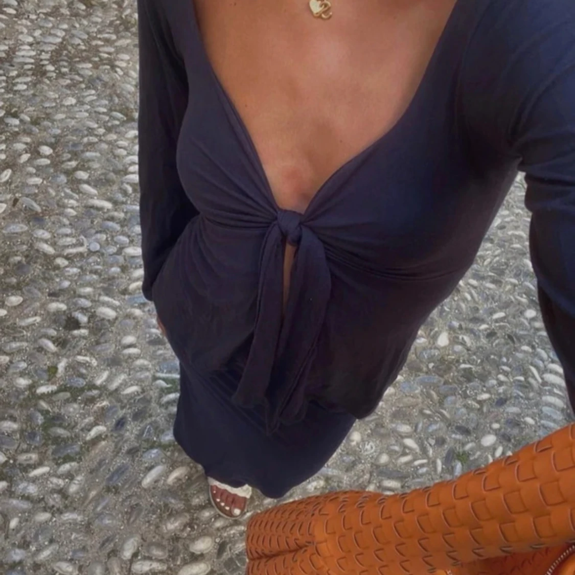 Svart långärmad knytblus från Gina Tricot