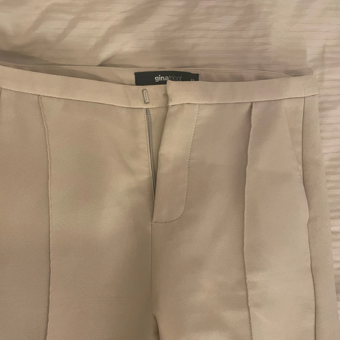 Beiga kostymbyxor från Gina Tricot XS - 1