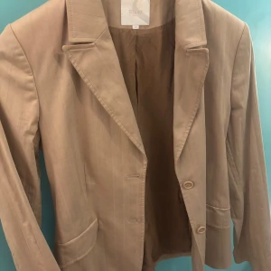 Beige kavaj  - Det är i bra skick. Ingen defekt alls. 